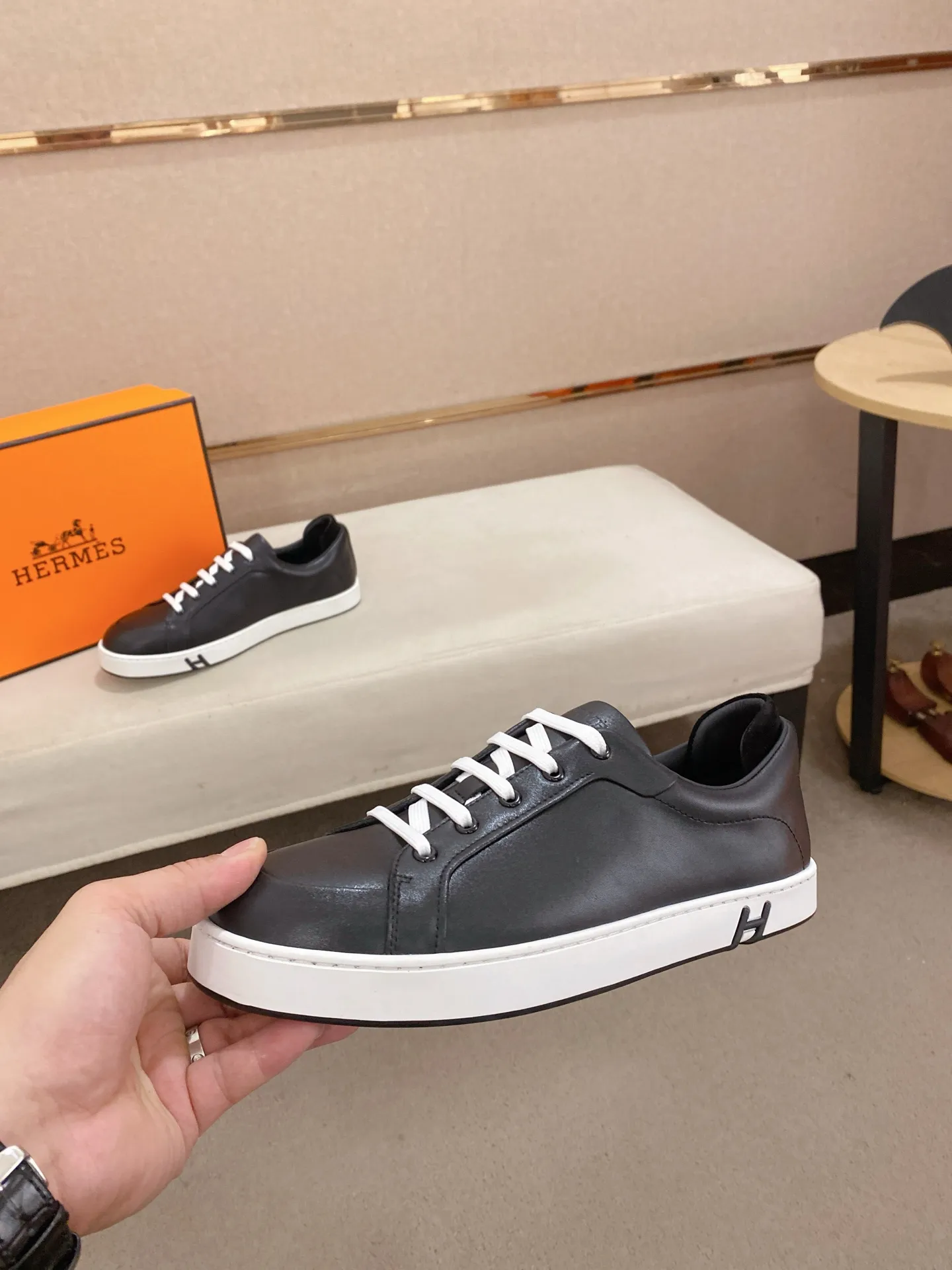 Men's clothing and shoes💰: 442💰《HERMES》【Classic original single version】Hermès; top 🔝purchase agent🔍🔍men's latest 🇺🇸 counter sales simultaneously, imported from Italy original ▲▲cowhide ▲▲ (high-end, nobility, class) ) Exquisite workmanship (Italian 🇮🇹 imported water-dyed 🐂 cowhide lining) sole: original sole provided by the original factory, ⚠️exclusive double-layer activity·TPR·rubber·combined molded outsole; super comfortable·wear-resistant·non-slip·environmental protection The real thing is more beautiful if you take the real thing (high quality, follow the order). You can enter and exit the counter at will * Number of yards: 38-44 (45 can be customized and cannot be returned or exchanged)